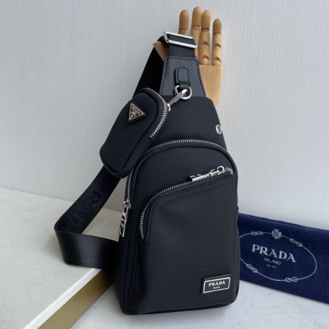 スポーティ 洗練 PRADA プラダ コピー ボディバッグ ナイロン素材 スリングバッグ 縦型シルエット マルチポケット ロゴプレート 軽量設計 快適フィット