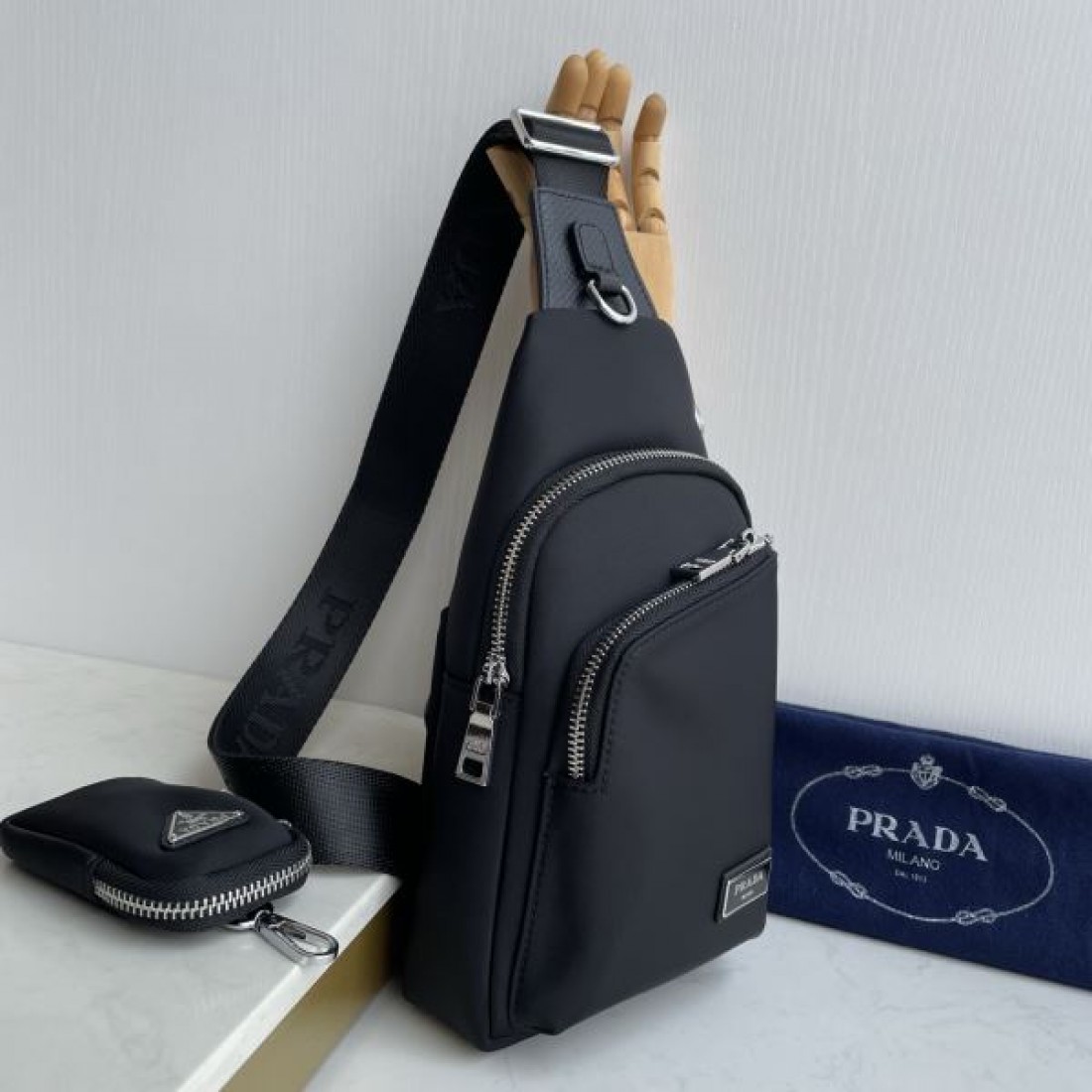 スポーティ 洗練 PRADA プラダ コピー ボディバッグ ナイロン素材 スリングバッグ 縦型シルエット マルチポケット ロゴプレート 軽量設計 快適フィット