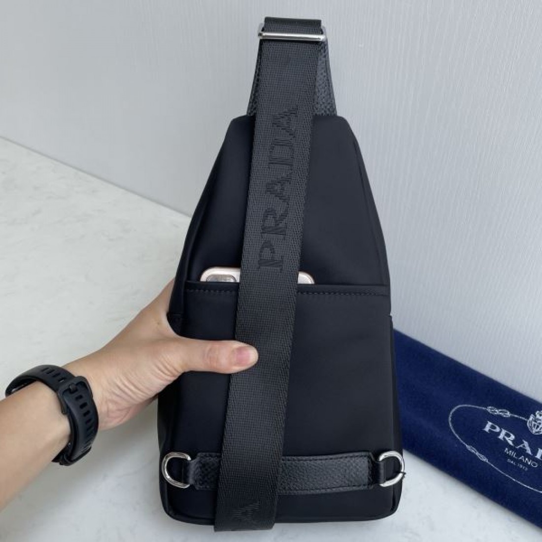 スポーティ 洗練 PRADA プラダ コピー ボディバッグ ナイロン素材 スリングバッグ 縦型シルエット マルチポケット ロゴプレート 軽量設計 快適フィット
