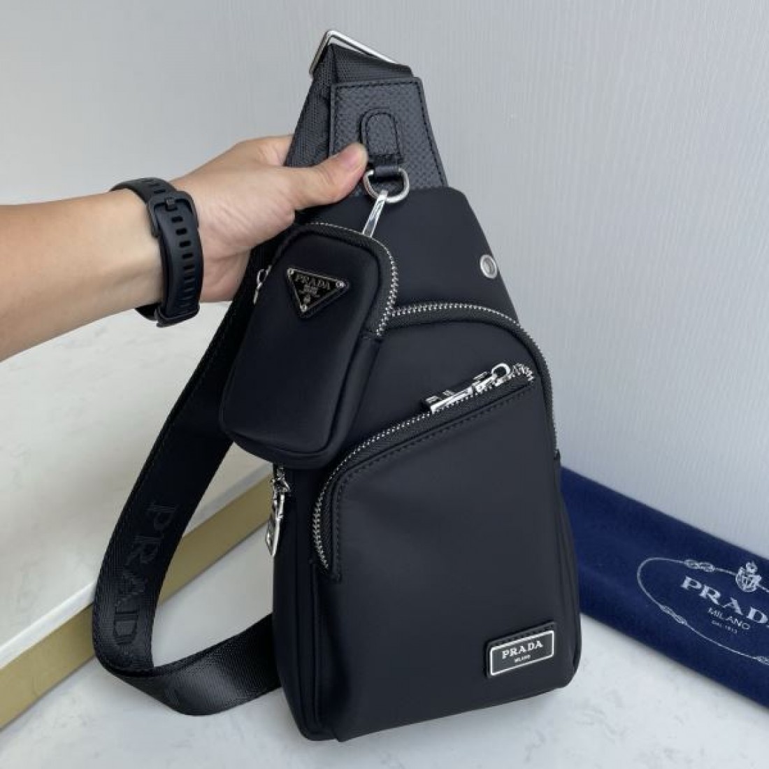 スポーティ 洗練 PRADA プラダ コピー ボディバッグ ナイロン素材 スリングバッグ 縦型シルエット マルチポケット ロゴプレート 軽量設計 快適フィット