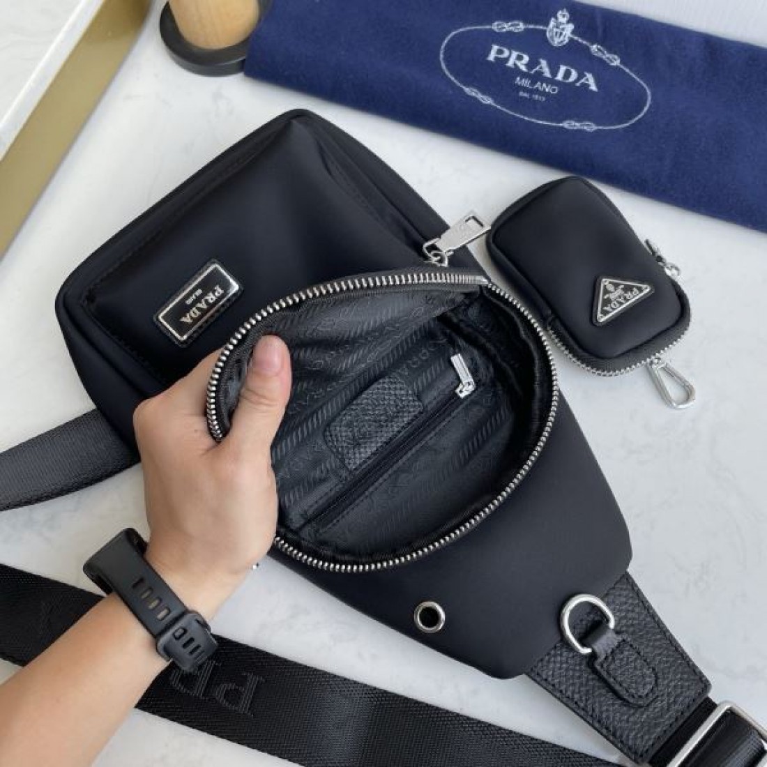 スポーティ 洗練 PRADA プラダ コピー ボディバッグ ナイロン素材 スリングバッグ 縦型シルエット マルチポケット ロゴプレート 軽量設計 快適フィット