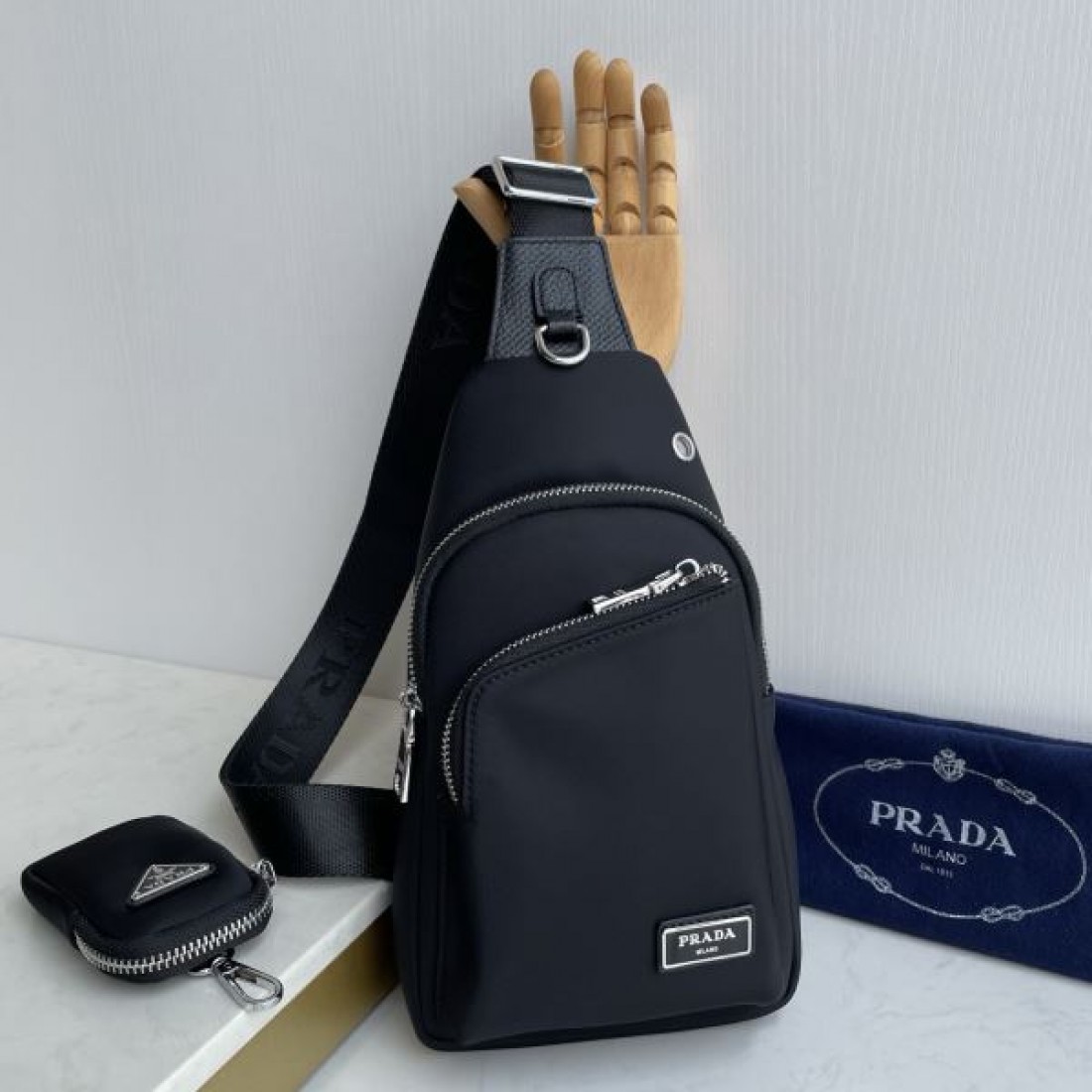 スポーティ 洗練 PRADA プラダ コピー ボディバッグ ナイロン素材 スリングバッグ 縦型シルエット マルチポケット ロゴプレート 軽量設計 快適フィット