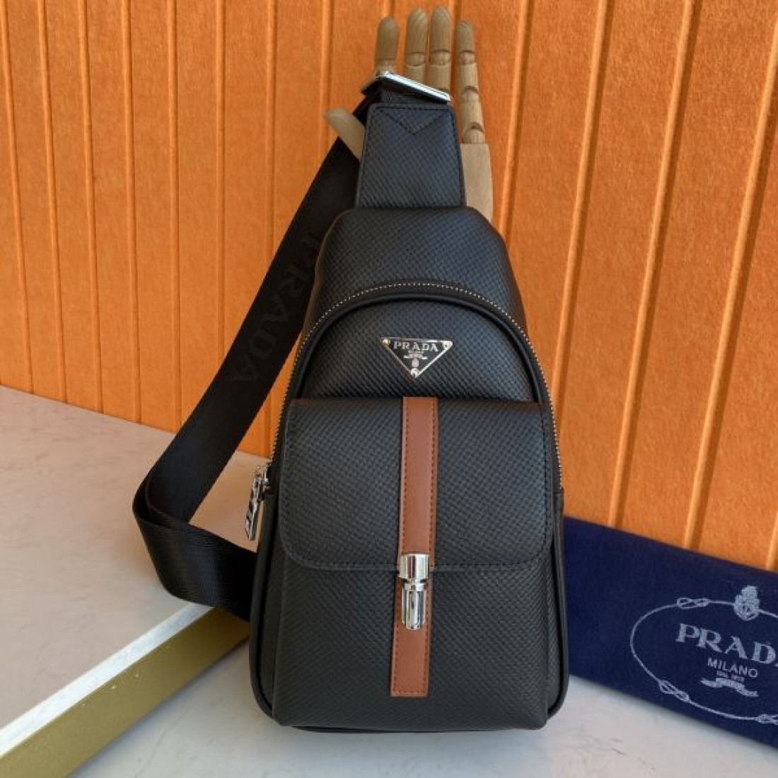 スポーティ 高級感 PRADA プラダ コピー ボディバッグ レザー素材 スリングバッグ 縦型フォルム フロントジップポケット ロゴプレート 軽量設計