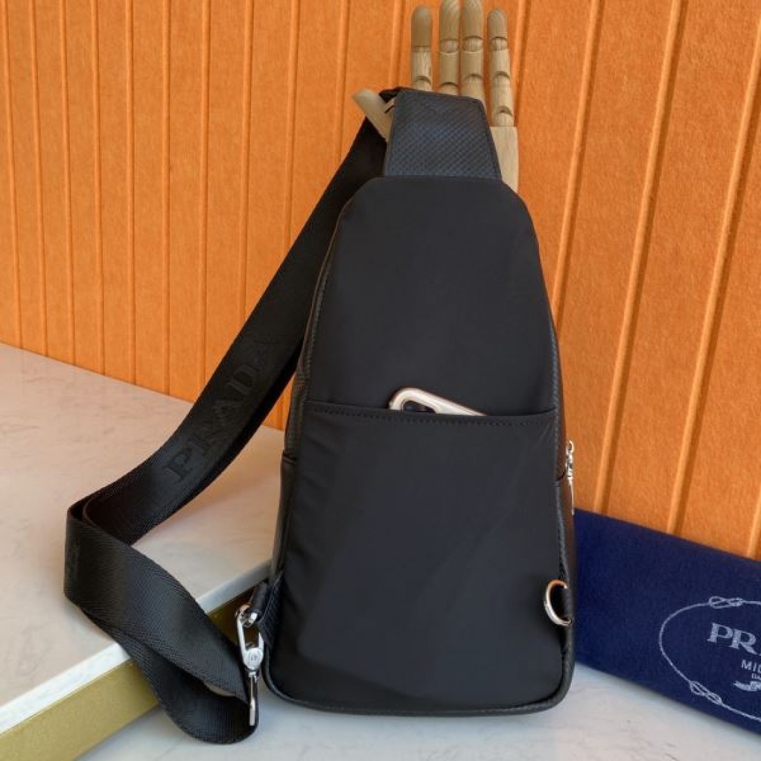 スポーティ 高級感 PRADA プラダ コピー ボディバッグ レザー素材 スリングバッグ 縦型フォルム フロントジップポケット ロゴプレート 軽量設計