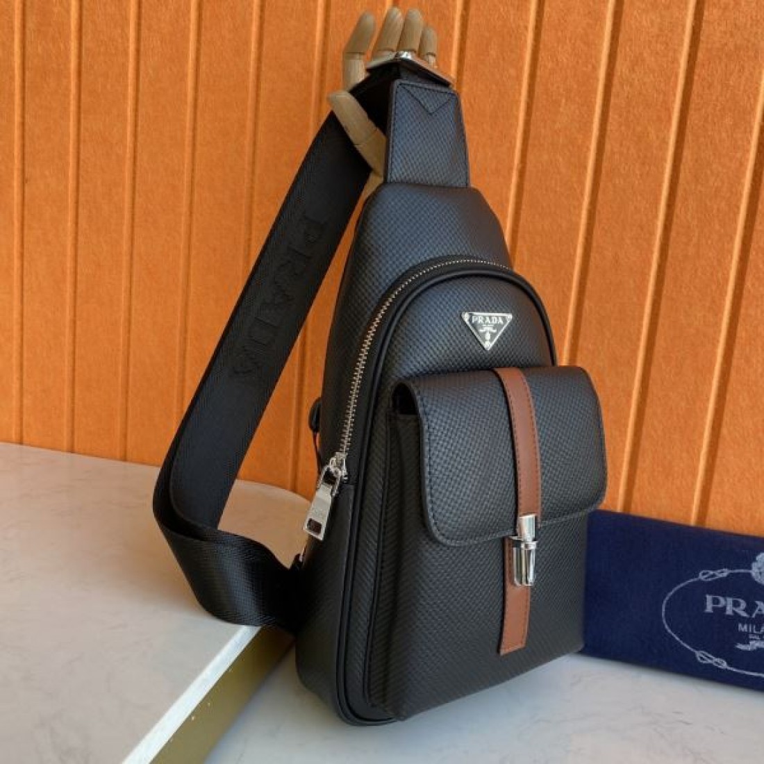 スポーティ 高級感 PRADA プラダ コピー ボディバッグ レザー素材 スリングバッグ 縦型フォルム フロントジップポケット ロゴプレート 軽量設計