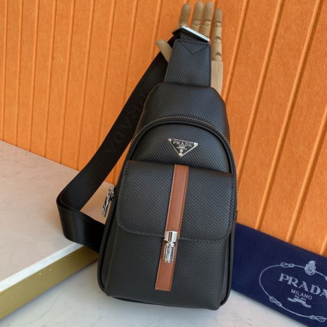 スポーティ 高級感 PRADA プラダ コピー ボディバッグ レザー素材 スリングバッグ 縦型フォルム フロントジップポケット ロゴプレート 軽量設計
