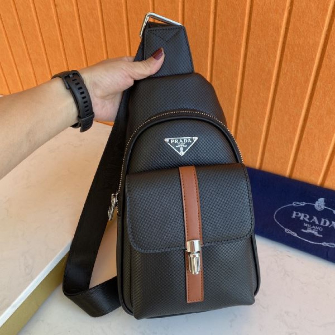 スポーティ 高級感 PRADA プラダ コピー ボディバッグ レザー素材 スリングバッグ 縦型フォルム フロントジップポケット ロゴプレート 軽量設計
