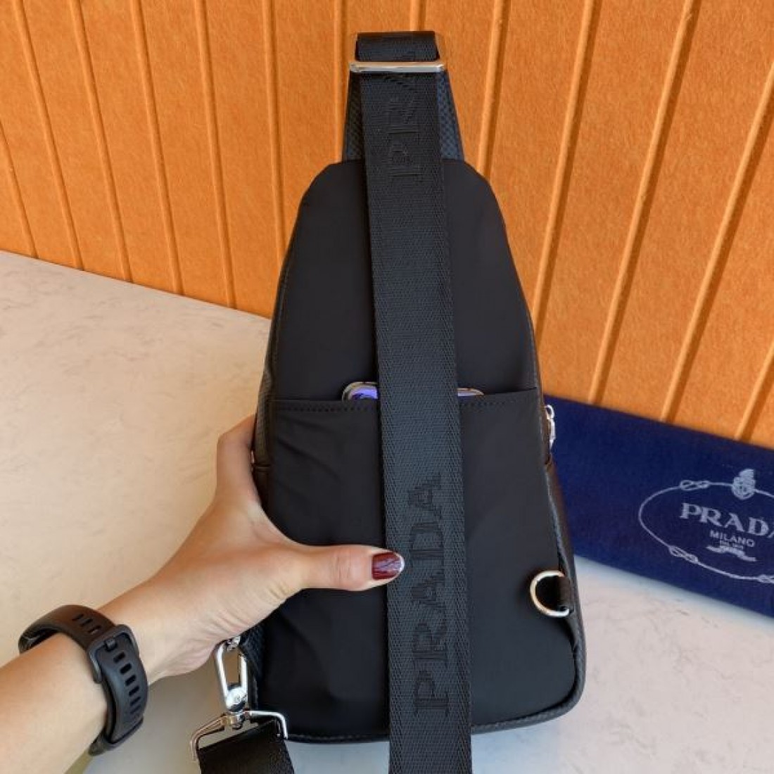 スポーティ 高級感 PRADA プラダ コピー ボディバッグ レザー素材 スリングバッグ 縦型フォルム フロントジップポケット ロゴプレート 軽量設計