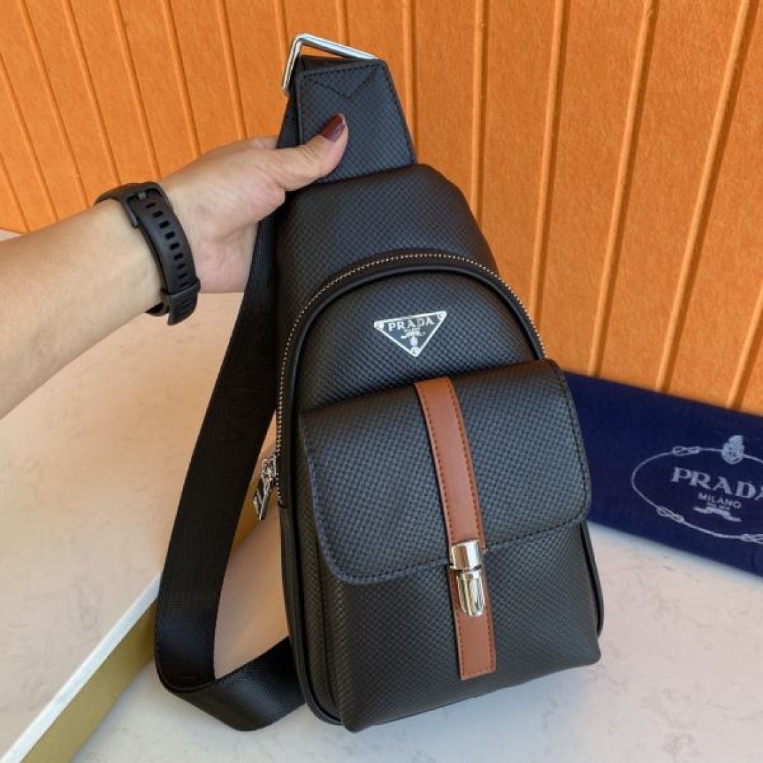 スポーティ 高級感 PRADA プラダ コピー ボディバッグ レザー素材 スリングバッグ 縦型フォルム フロントジップポケット ロゴプレート 軽量設計