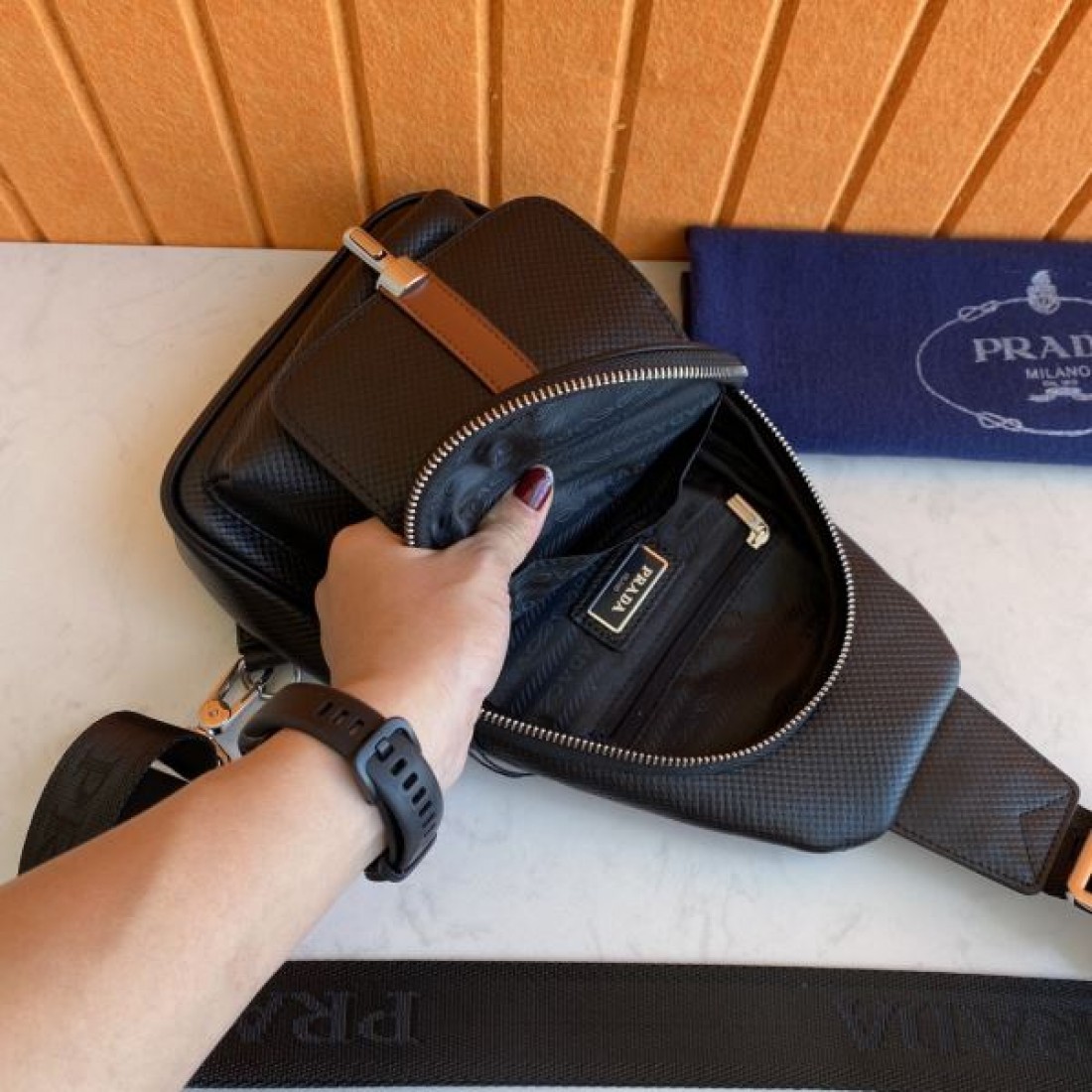 スポーティ 高級感 PRADA プラダ コピー ボディバッグ レザー素材 スリングバッグ 縦型フォルム フロントジップポケット ロゴプレート 軽量設計