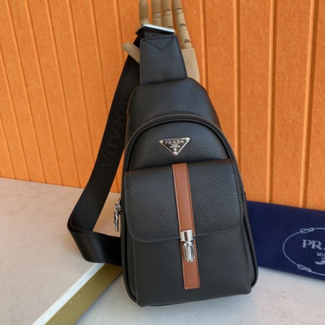 スポーティ 高級感 PRADA プラダ コピー ボディバッグ レザー素材 スリングバッグ 縦型フォルム フロントジップポケット ロゴプレート 軽量設計