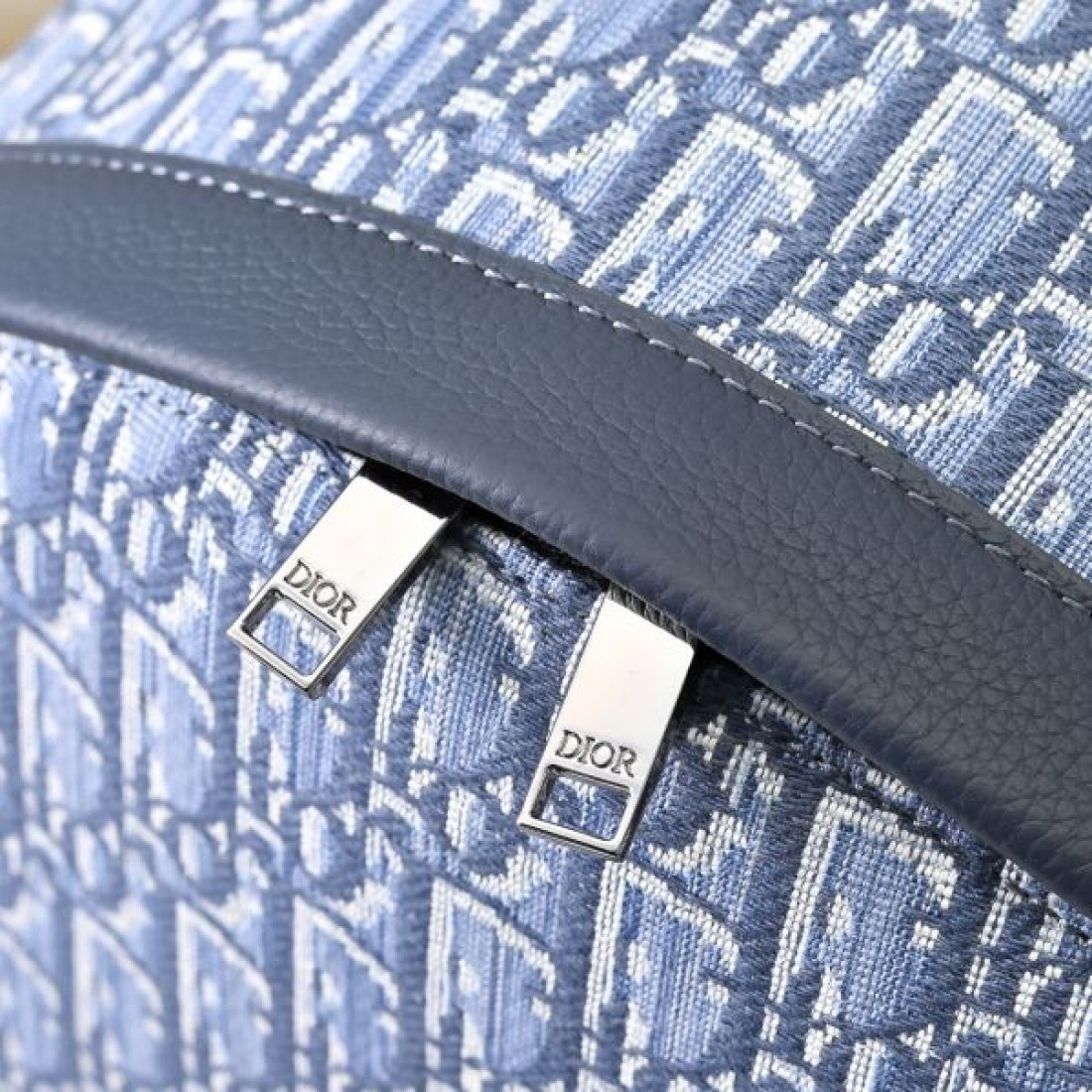 シンプル 高級感 Dior ディオール コピー バッグ バックパック オブリーク総柄 コンパクトサイズ 軽量素材 フロントジップ収納 デイリー使い