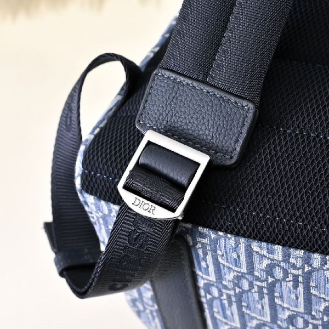 シンプル 高級感 Dior ディオール コピー バッグ バックパック オブリーク総柄 コンパクトサイズ 軽量素材 フロントジップ収納 デイリー使い