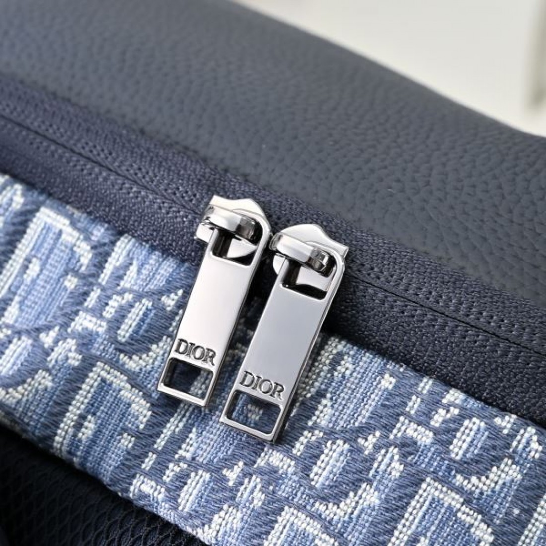スポーティ 上質 Dior ディオール コピー バックパック オブリーク柄 テクニカルファブリック 大容量収納 フロントポケット ダブルジップ 調節ストラップ