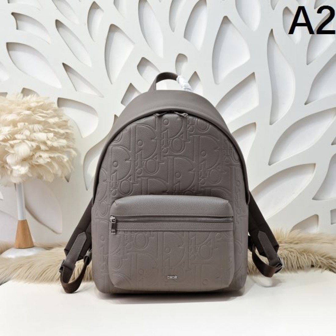 上品 ミニマル Dior ディオール コピー バックパック エンボスロゴレザー スムースカーフ フロントポケット ダブルファスナー 軽量設計 大容量収納