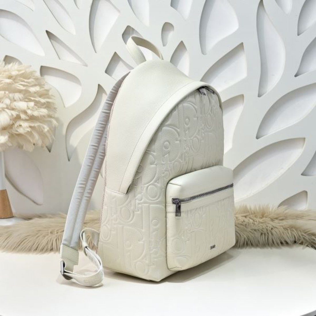 上品 ミニマル Dior ディオール コピー バックパック エンボスロゴレザー スムースカーフ フロントポケット ダブルファスナー 軽量設計 大容量収納