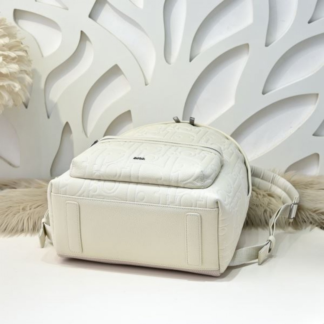 上品 ミニマル Dior ディオール コピー バックパック エンボスロゴレザー スムースカーフ フロントポケット ダブルファスナー 軽量設計 大容量収納