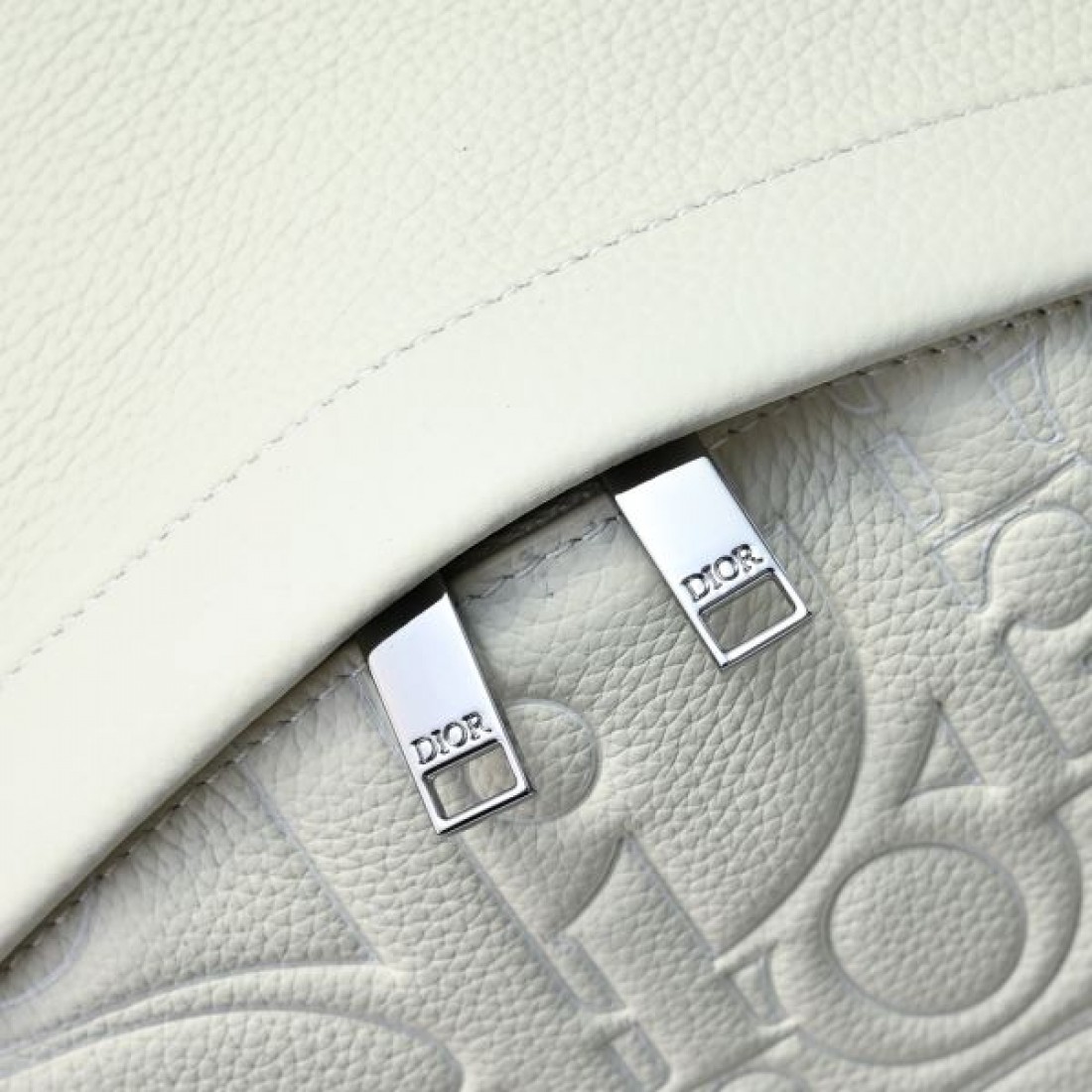 上品 ミニマル Dior ディオール コピー バックパック エンボスロゴレザー スムースカーフ フロントポケット ダブルファスナー 軽量設計 大容量収納