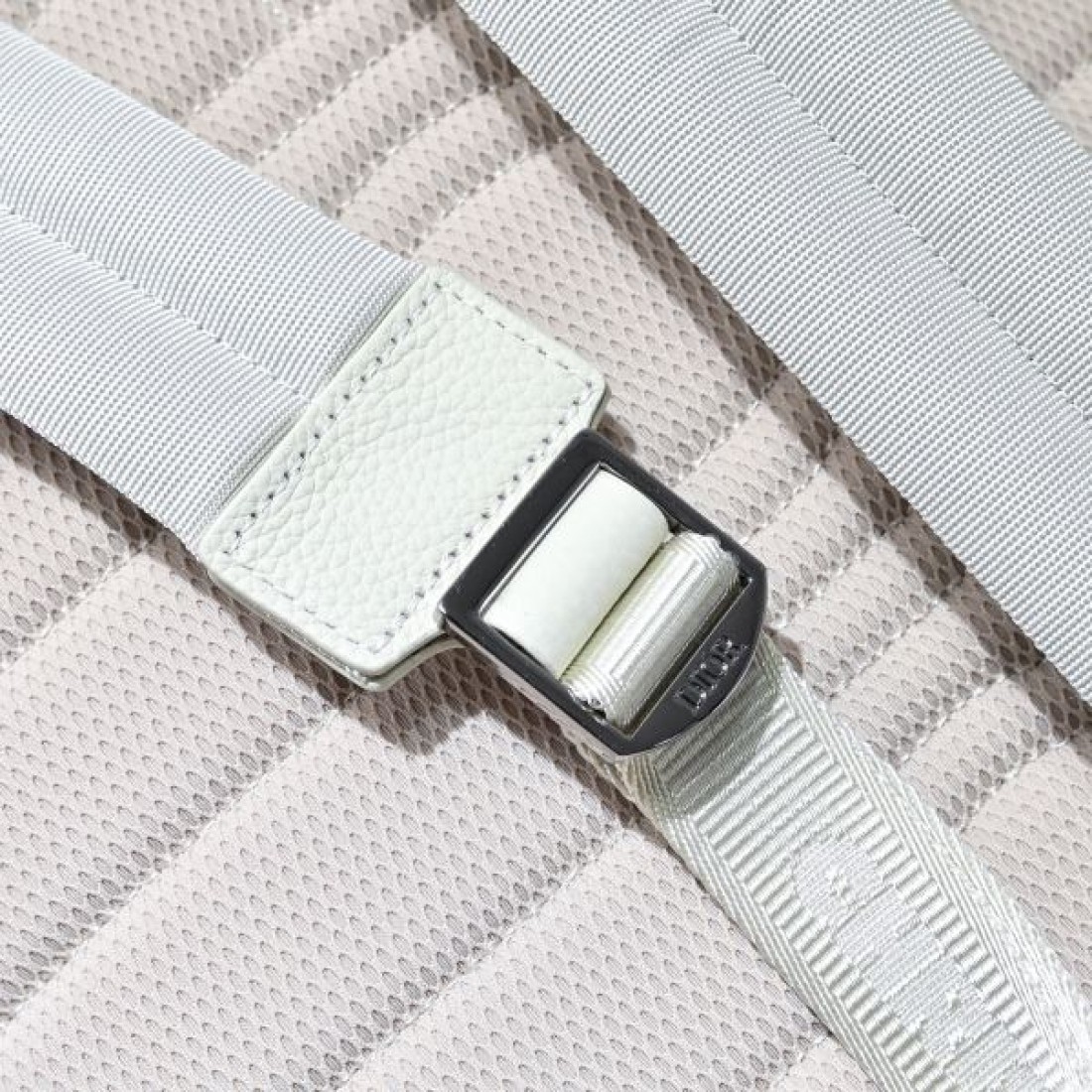 上品 ミニマル Dior ディオール コピー バックパック エンボスロゴレザー スムースカーフ フロントポケット ダブルファスナー 軽量設計 大容量収納