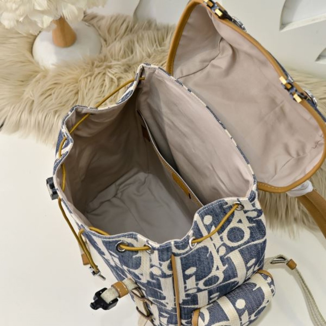 ディオール コピー リュック オブリークキャンバス 縦型フォルム フラップ＋バックル仕様 調節可能ショルダー 多機能 ポケットモード 高級感 Dior