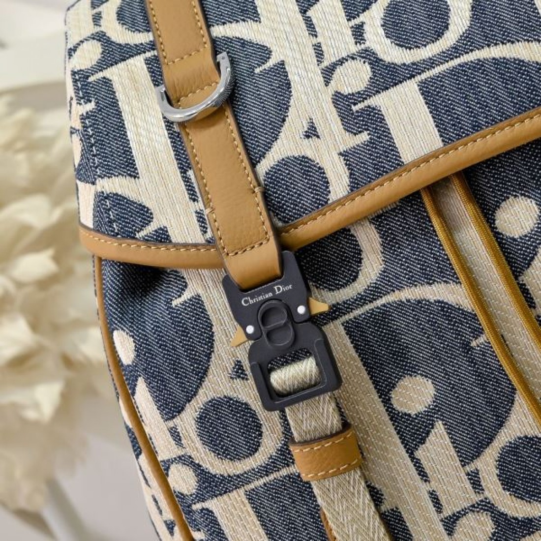 ディオール コピー リュック オブリークキャンバス 縦型フォルム フラップ＋バックル仕様 調節可能ショルダー 多機能 ポケットモード 高級感 Dior