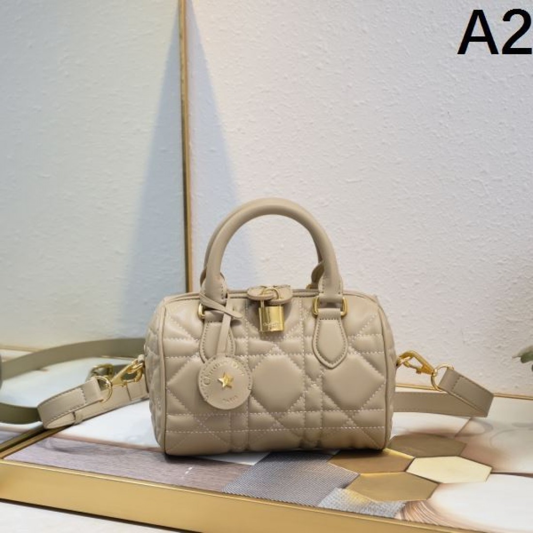 洗練 高級感 Dior ディオール コピー バッグ ミニボストン キルティングデザイン レザー素材 多機能ショルダー ゴールドアクセント 上質仕上げ