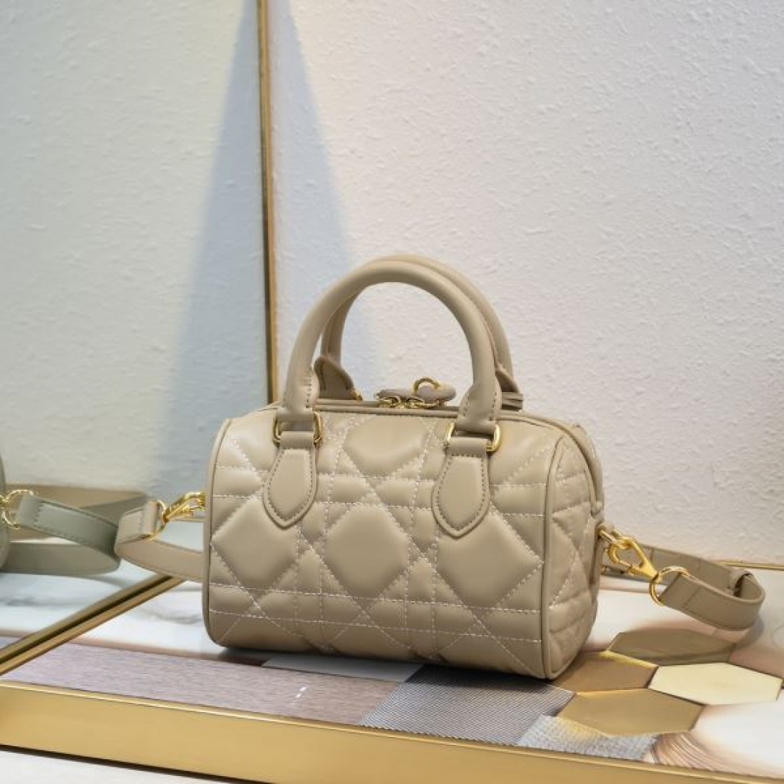 洗練 高級感 Dior ディオール コピー バッグ ミニボストン キルティングデザイン レザー素材 多機能ショルダー ゴールドアクセント 上質仕上げ