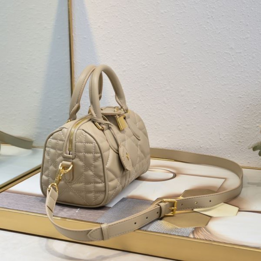 洗練 高級感 Dior ディオール コピー バッグ ミニボストン キルティングデザイン レザー素材 多機能ショルダー ゴールドアクセント 上質仕上げ