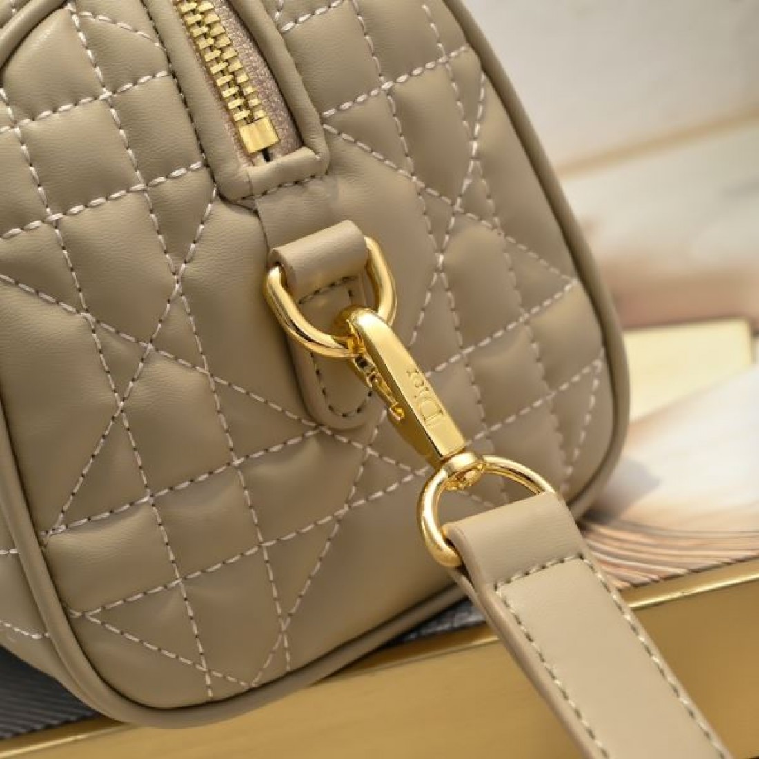 洗練 高級感 Dior ディオール コピー バッグ ミニボストン キルティングデザイン レザー素材 多機能ショルダー ゴールドアクセント 上質仕上げ