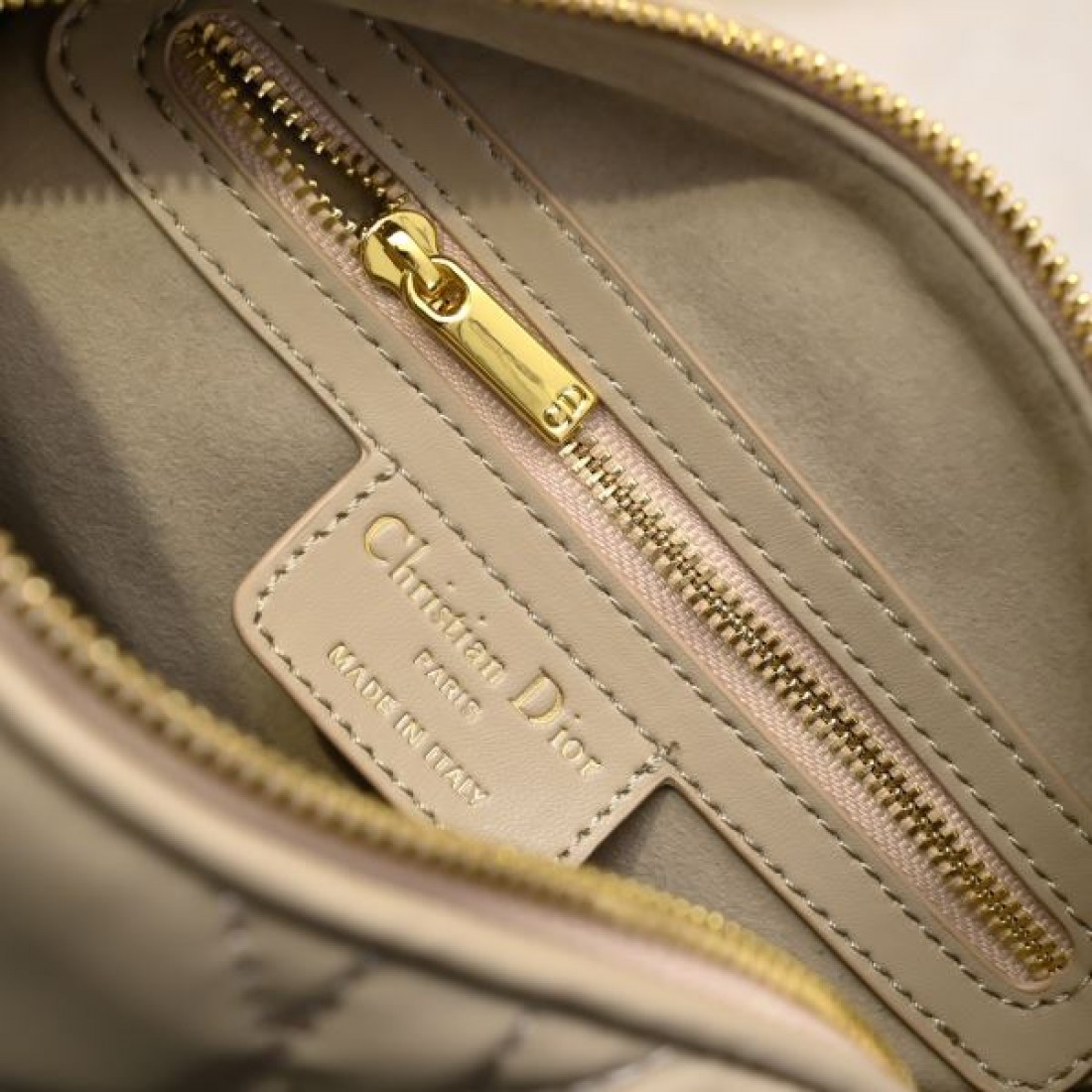 洗練 高級感 Dior ディオール コピー バッグ ミニボストン キルティングデザイン レザー素材 多機能ショルダー ゴールドアクセント 上質仕上げ