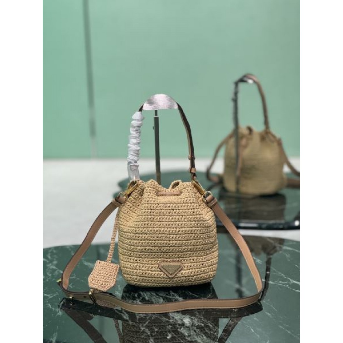 トレンド リゾート PRADA プラダ コピー ショルダーバッグ 編み込みバケット 巾着開閉 コンパクト収納 2WAY仕様 レザーストラップ 軽やか質感