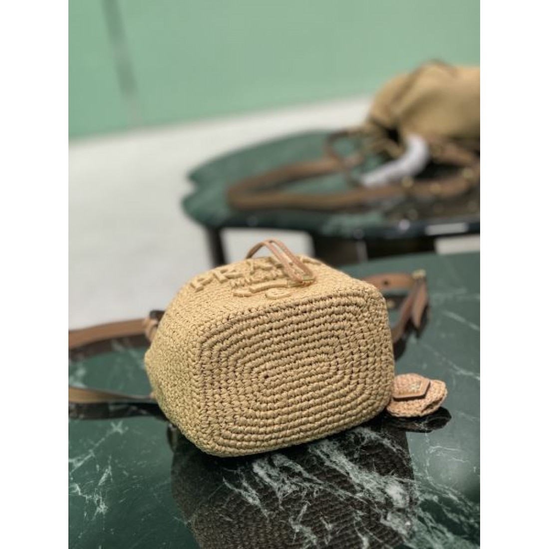 トレンド リゾート PRADA プラダ コピー ショルダーバッグ 編み込みバケット 巾着開閉 コンパクト収納 2WAY仕様 レザーストラップ 軽やか質感