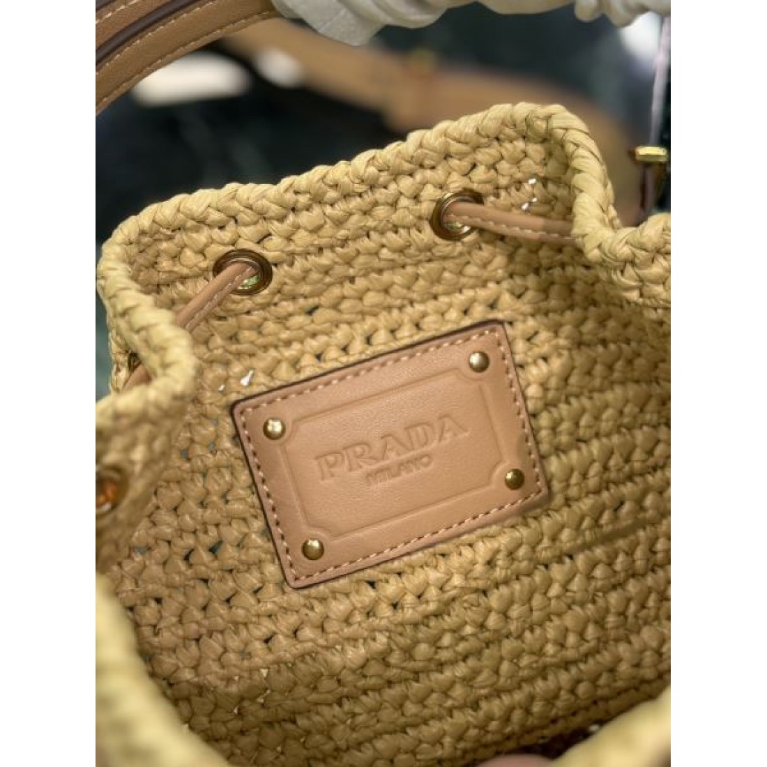 トレンド リゾート PRADA プラダ コピー ショルダーバッグ 編み込みバケット 巾着開閉 コンパクト収納 2WAY仕様 レザーストラップ 軽やか質感