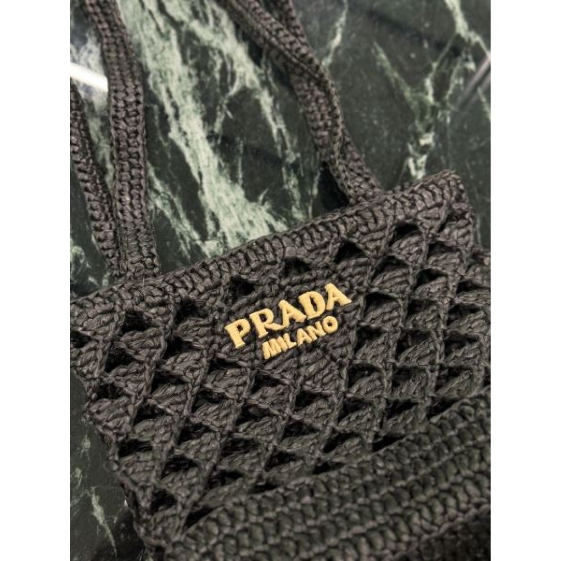 洗練 高級感 PRADA プラダ コピー バッグ ミニバケット 編み込みデザイン 軽量素材 ロゴ装飾 デイリー使い リゾートスタイル