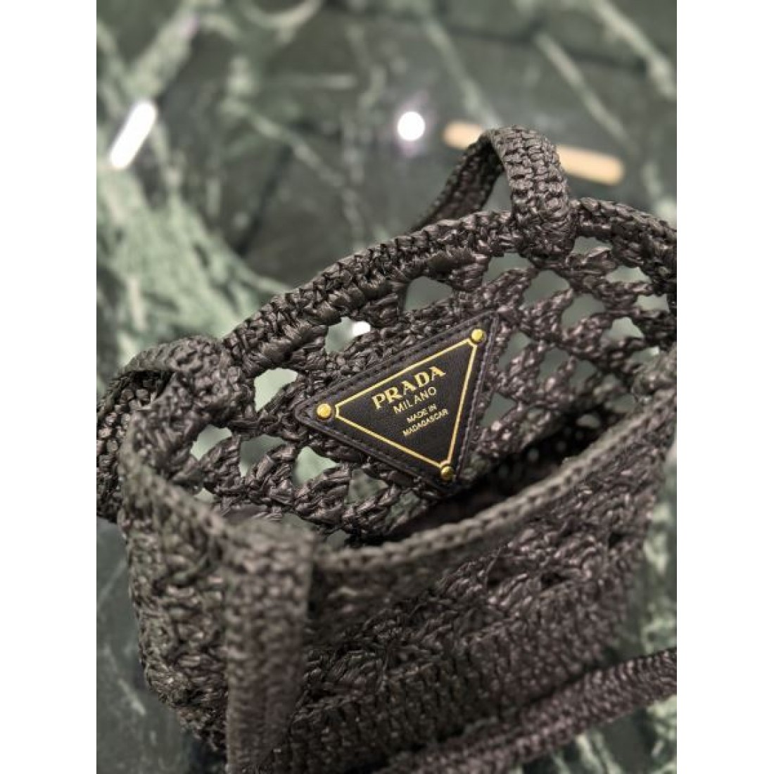 洗練 高級感 PRADA プラダ コピー バッグ ミニバケット 編み込みデザイン 軽量素材 ロゴ装飾 デイリー使い リゾートスタイル