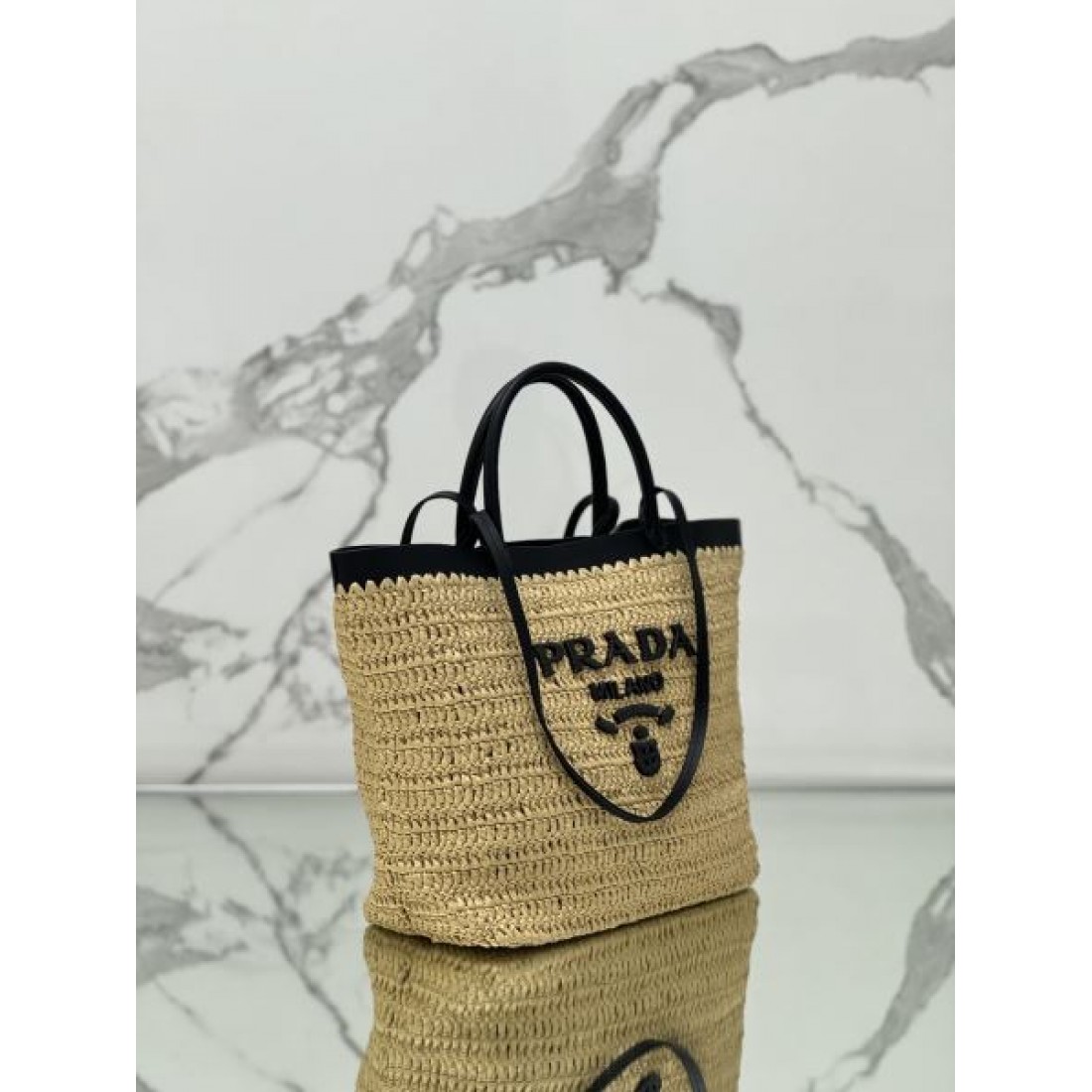 ナチュラル 上品 PRADA プラダ コピー トートバッグ ラフィア素材 編み込みデザイン ハンドル付き ロゴ刺繍 軽量 大容量 デイリー使い