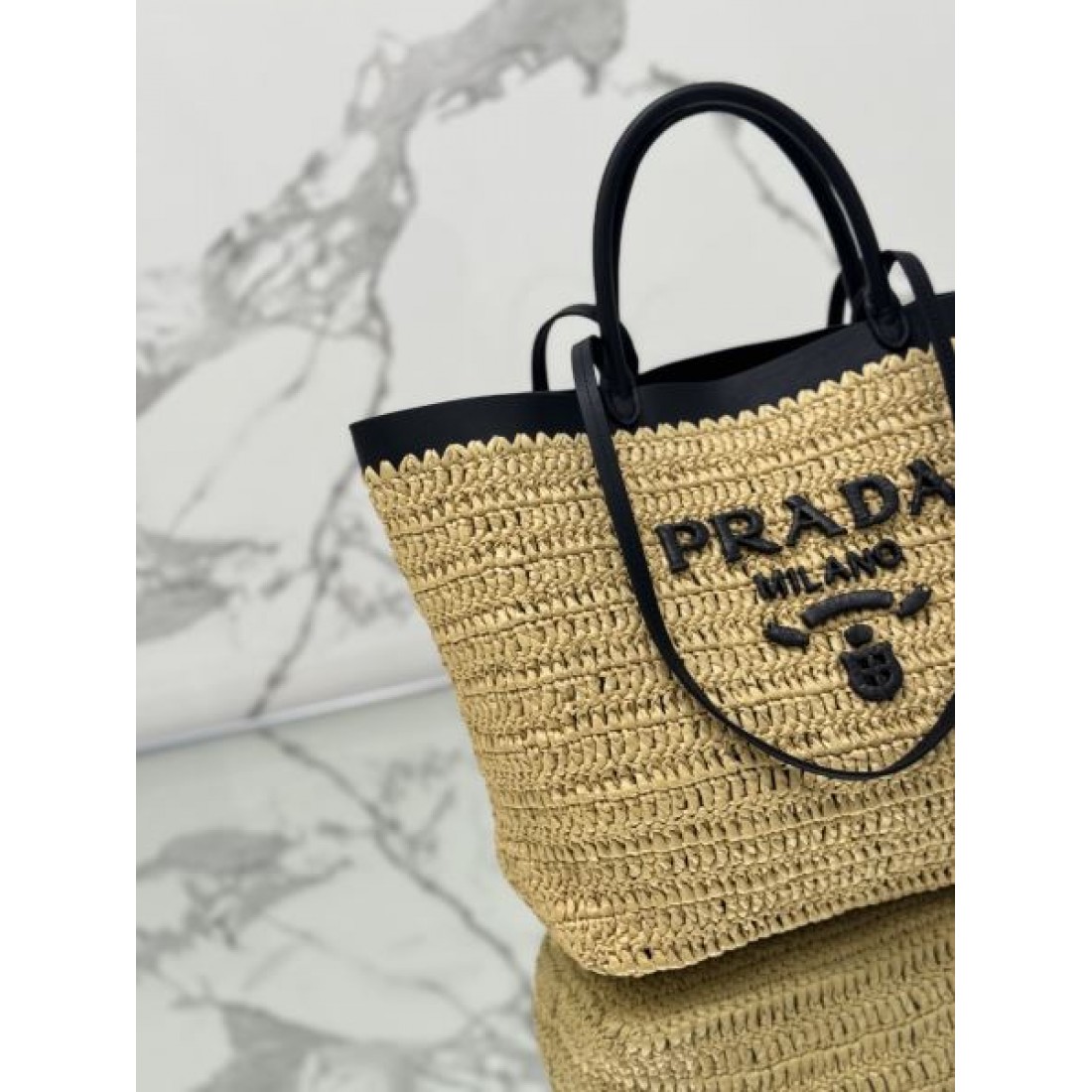 ナチュラル 上品 PRADA プラダ コピー トートバッグ ラフィア素材 編み込みデザイン ハンドル付き ロゴ刺繍 軽量 大容量 デイリー使い