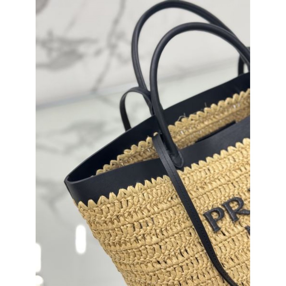 ナチュラル 上品 PRADA プラダ コピー トートバッグ ラフィア素材 編み込みデザイン ハンドル付き ロゴ刺繍 軽量 大容量 デイリー使い