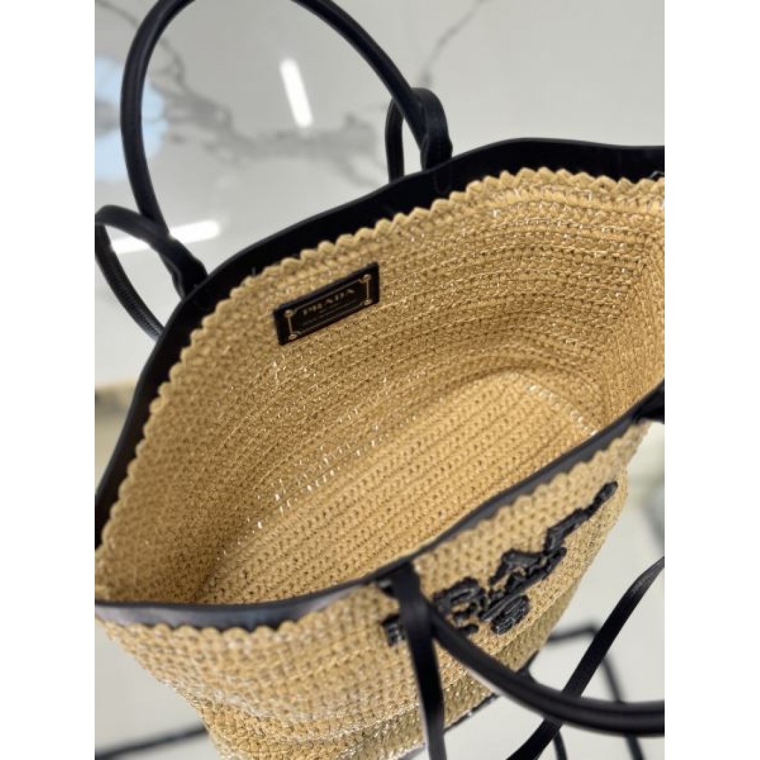 ナチュラル 上品 PRADA プラダ コピー トートバッグ ラフィア素材 編み込みデザイン ハンドル付き ロゴ刺繍 軽量 大容量 デイリー使い