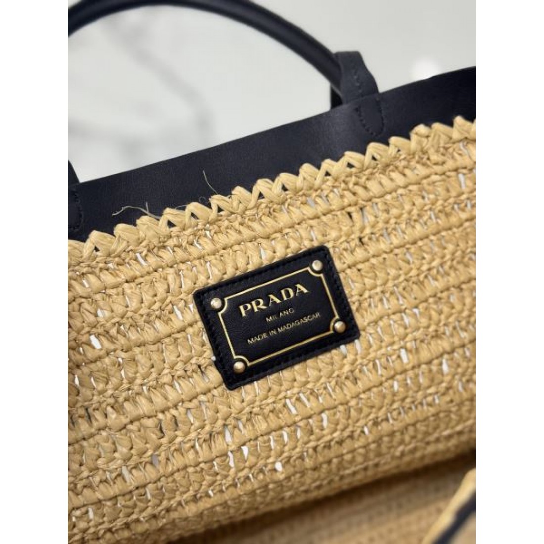 ナチュラル 上品 PRADA プラダ コピー トートバッグ ラフィア素材 編み込みデザイン ハンドル付き ロゴ刺繍 軽量 大容量 デイリー使い
