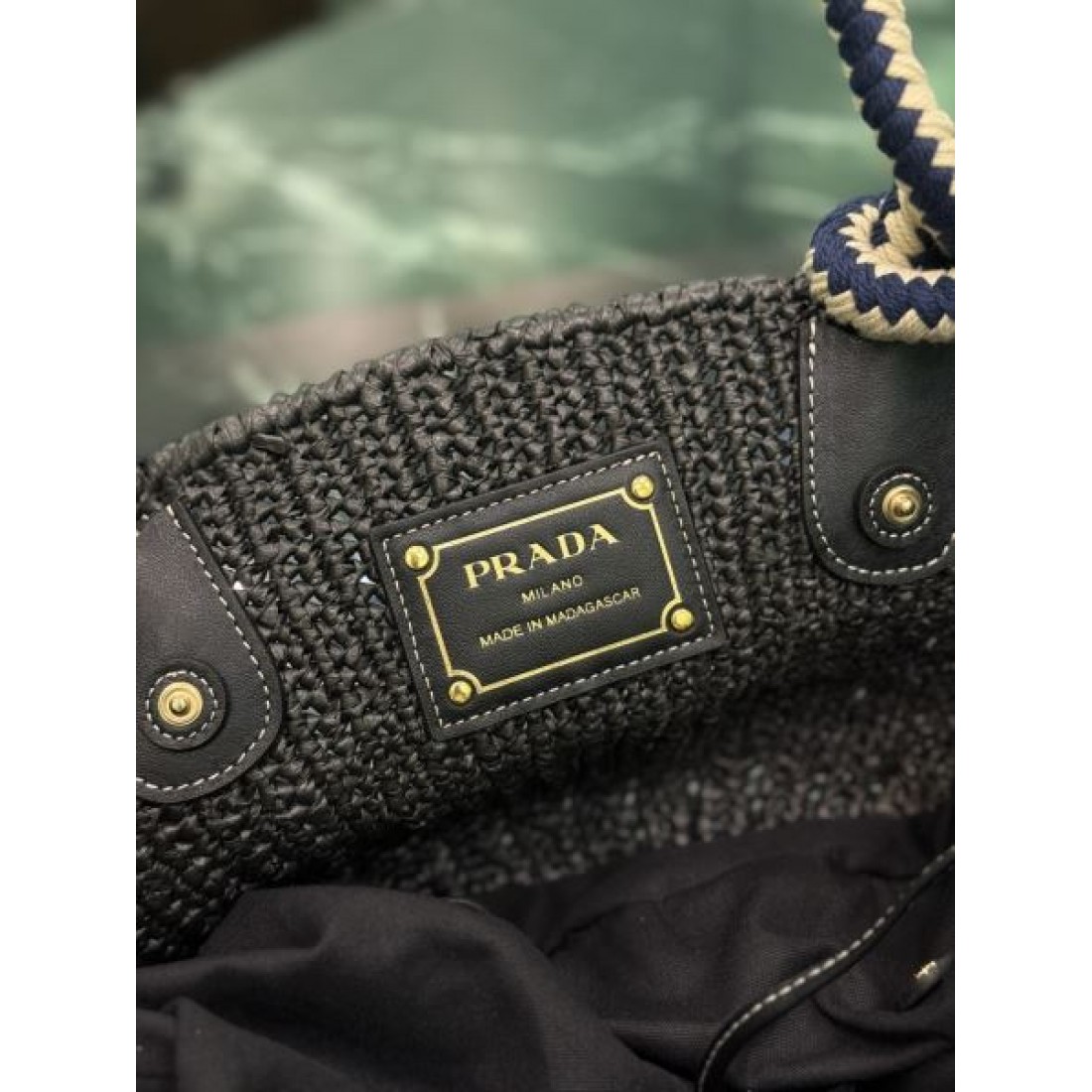 上品 コンパクト PRADA プラダ コピー ハンドバッグ 編み込みデザイン ミニサイズ バケット風 巾着開閉 レザー持ち手 三角ロゴプレート 軽量設計