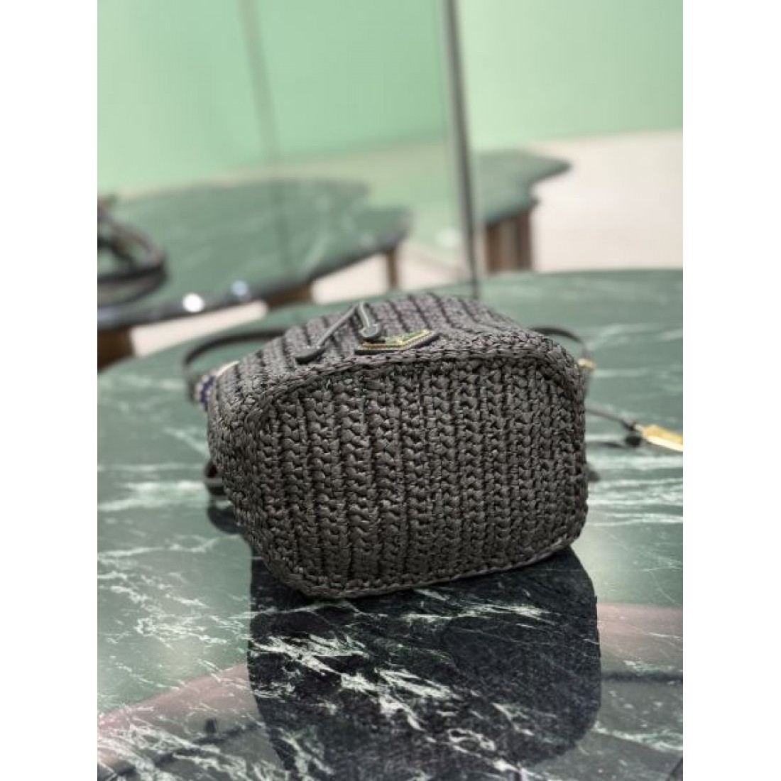 カジュアル 上品 PRADA プラダ コピー ショルダーバッグ ミニバケット 手編み風デザイン 巾着開閉 コンパクトサイズ 2WAY仕様 軽やか質感