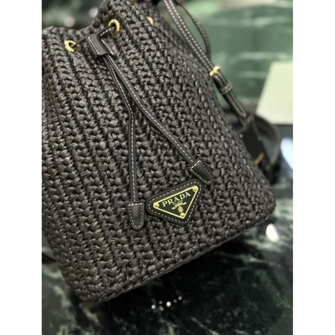 カジュアル 上品 PRADA プラダ コピー ショルダーバッグ ミニバケット 手編み風デザイン 巾着開閉 コンパクトサイズ 2WAY仕様 軽やか質感