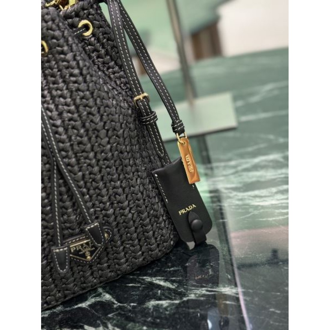 カジュアル 上品 PRADA プラダ コピー ショルダーバッグ ミニバケット 手編み風デザイン 巾着開閉 コンパクトサイズ 2WAY仕様 軽やか質感