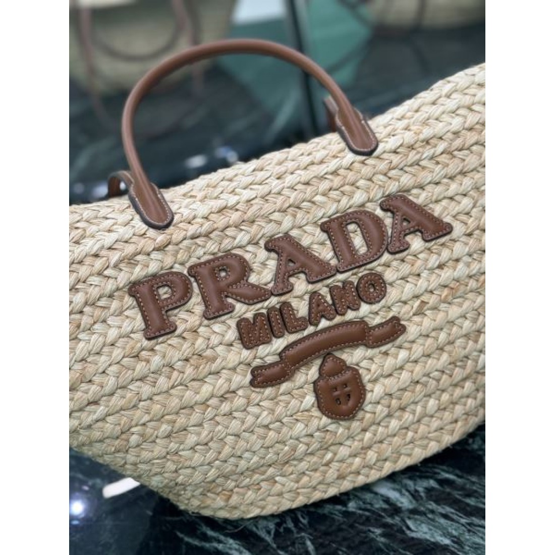 ナチュラル 上品 PRADA プラダ コピー トートバッグ ラフィア編み 大容量デザイン レザーハンドル ロゴ刺繍 軽量素材 リゾートスタイル