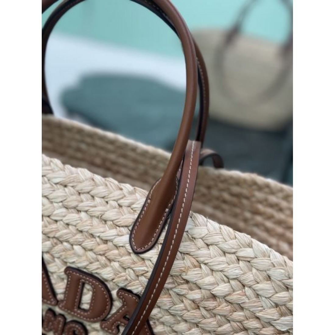ナチュラル 上品 PRADA プラダ コピー トートバッグ ラフィア編み 大容量デザイン レザーハンドル ロゴ刺繍 軽量素材 リゾートスタイル