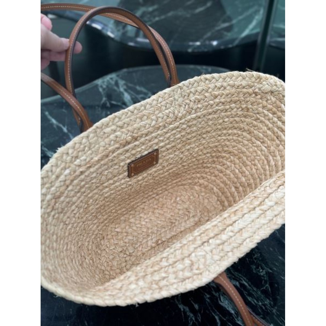 ナチュラル 上品 PRADA プラダ コピー トートバッグ ラフィア編み 大容量デザイン レザーハンドル ロゴ刺繍 軽量素材 リゾートスタイル