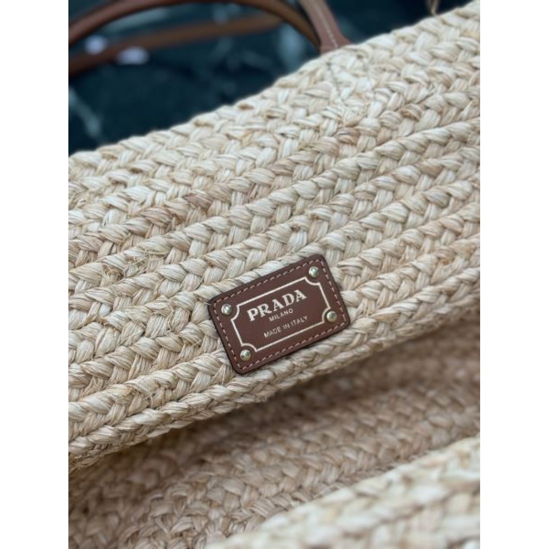 ナチュラル 上品 PRADA プラダ コピー トートバッグ ラフィア編み 大容量デザイン レザーハンドル ロゴ刺繍 軽量素材 リゾートスタイル