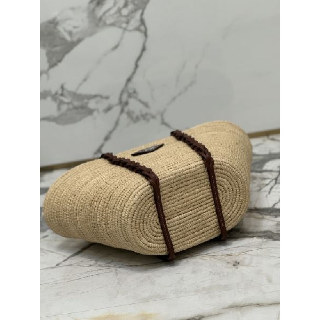 ナチュラル 上品 PRADA プラダ コピー トートバッグ ラフィア編み 台形シルエット レザーハンドル 編み込みストラップ 三角ロゴ 軽量 大容量