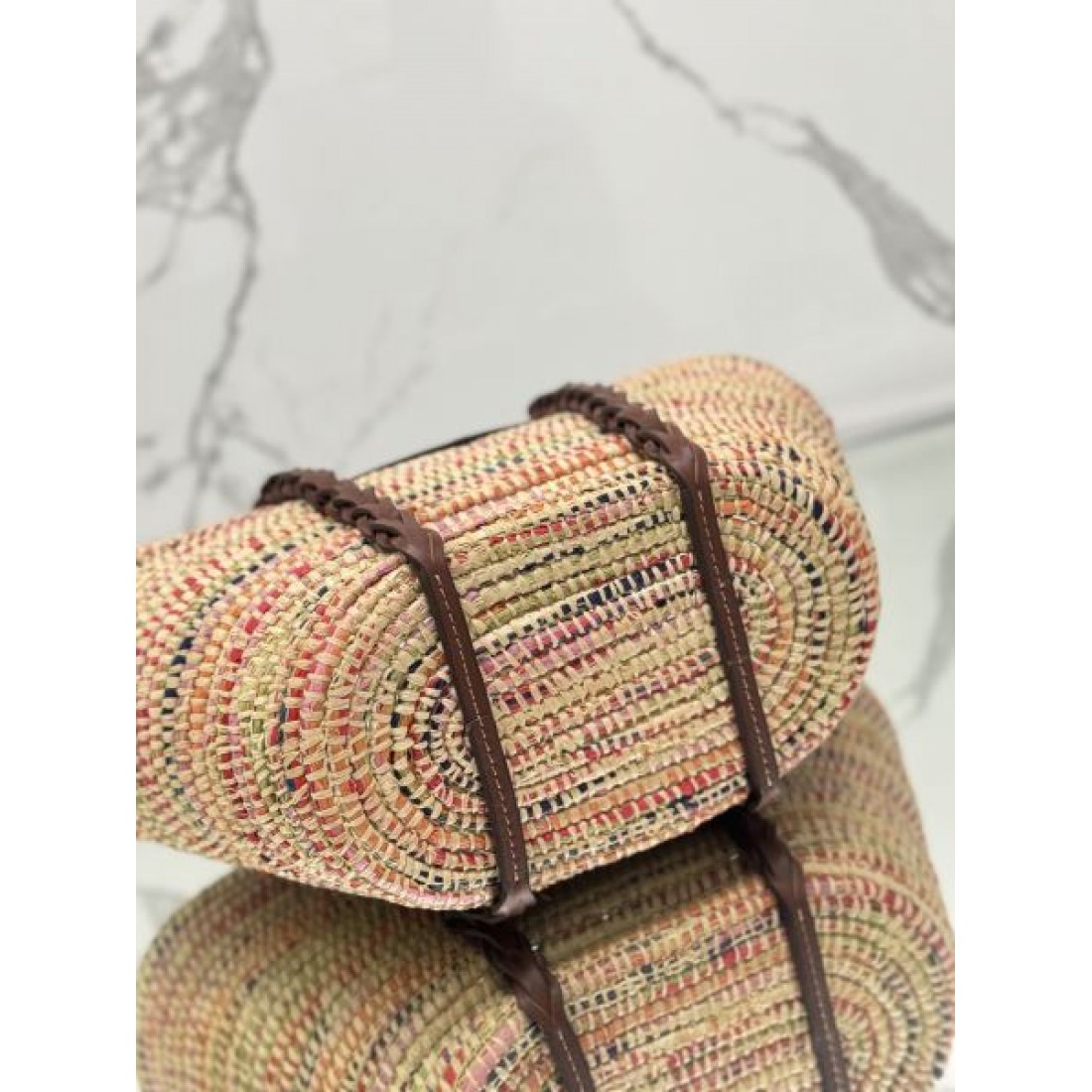 カラフル ナチュラル PRADA プラダ コピー トートバッグ マルチカラーラフィア 編み込みデザイン 台形シルエット レザーハンドル 三角ロゴ 軽量 大容量